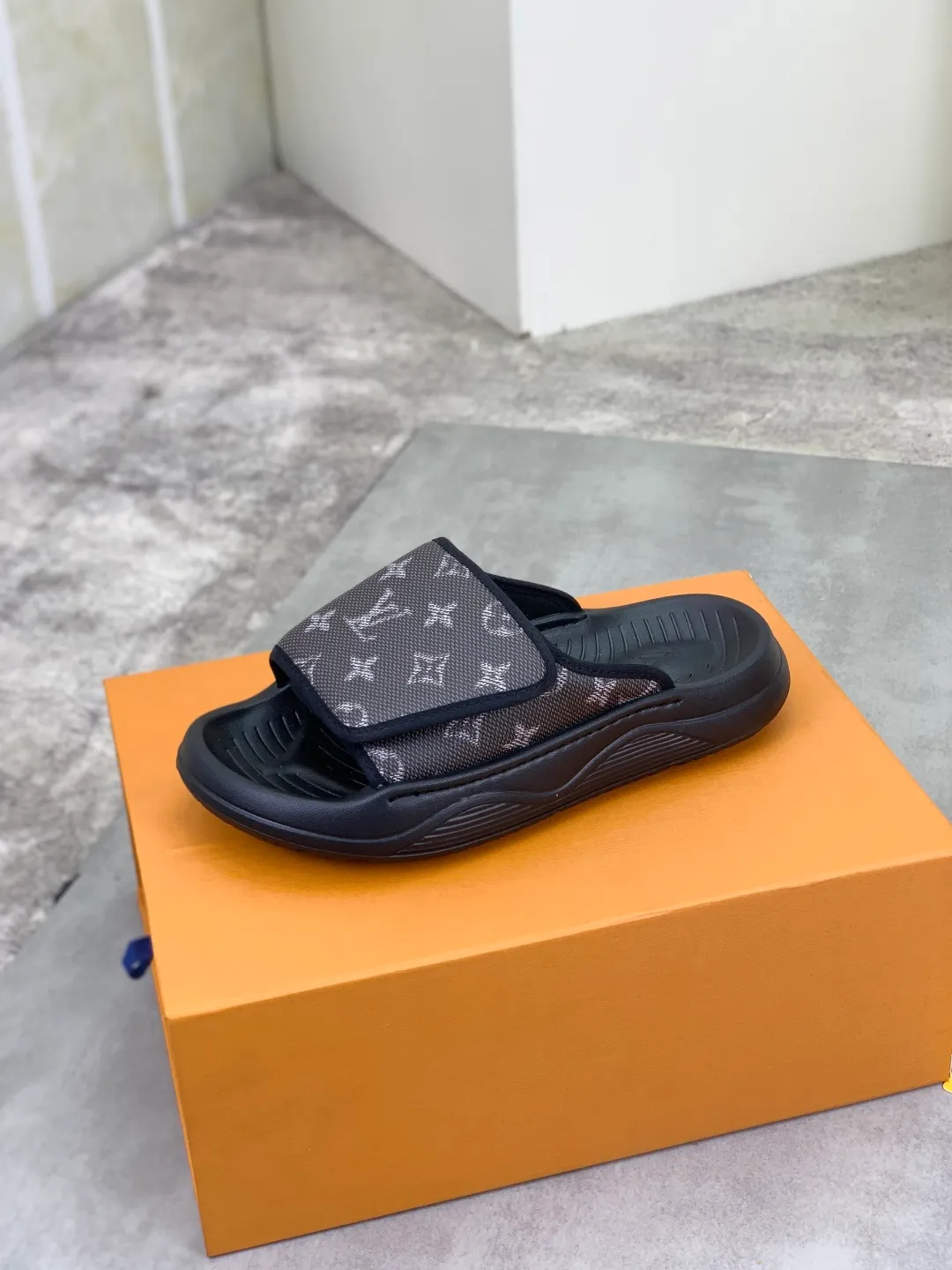 Men's shoes 💰P320💰【New style】🆘 Original quality 【LOUIS VUITTON】The popular Louis Vuitton LV men's slippers on the official website are on sale simultaneously! Original fabric imported from Italy. Original bottom provided by the original factory. Number of yards: 38-44 (customized to 45). Multiple colors to choose from. Fully packaged drawer box.
